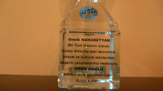 Süleyman Demirel'den Onnik'e ödül
